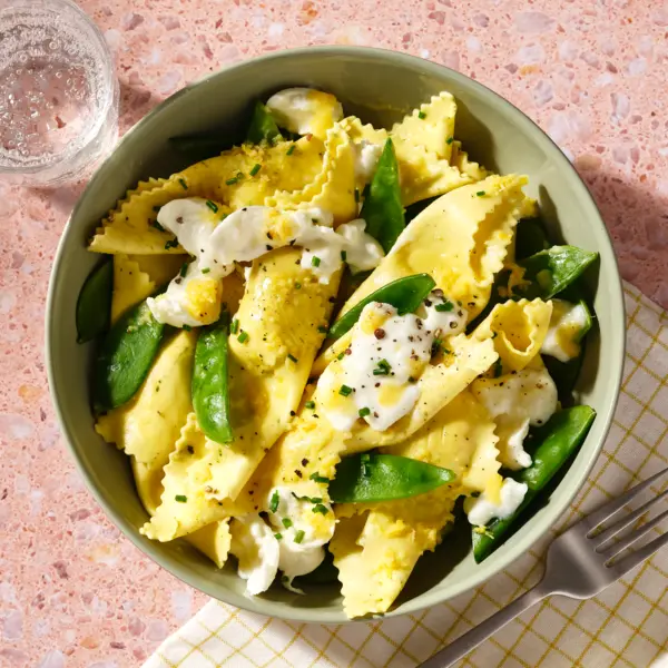 Fazzoletti in Zitronenbutter mit Burrata und Zuckerschoten