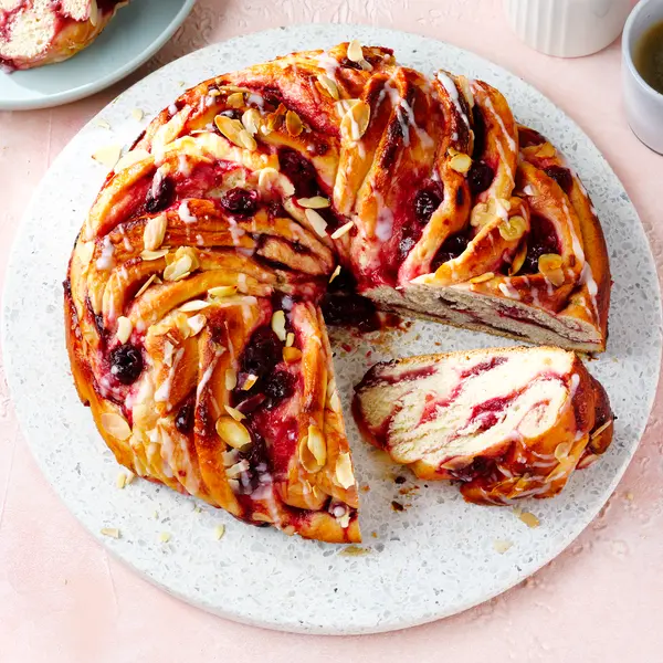 Osterkranz mit Kirschfüllung