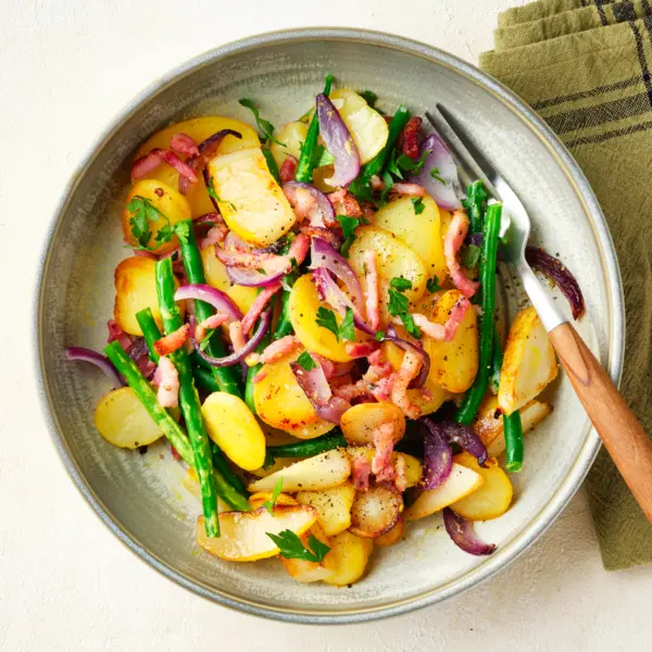 Schnelle Bratkartoffel-Pfanne mit Bohnen, Birne und Speck