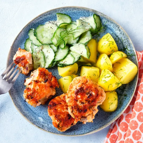 Lachs-Frikadellen mit Gurkensalat