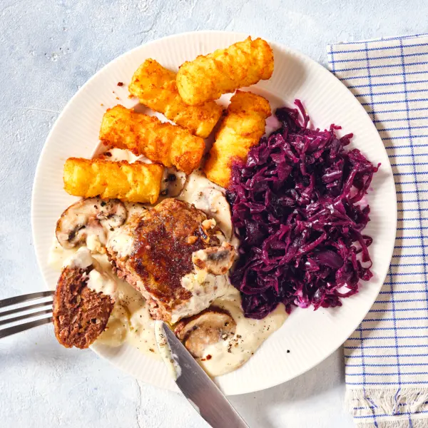 Frikadellen an Champignon-Rahm mit Rotkohl
