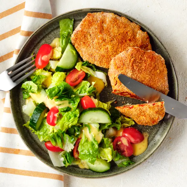 Kichererbsen-Schnitzel aus dem Airfryer mit Salat