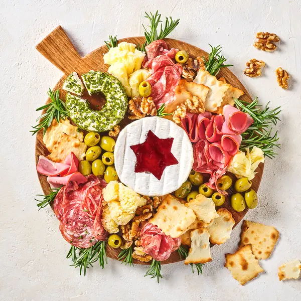 Weihnachtliche Käse- und Wurstplatte mit Ente