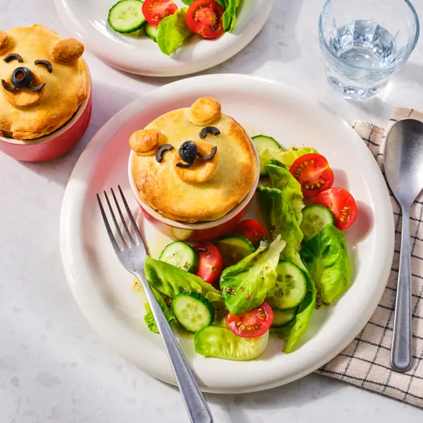 Teddybären-Calzone  mit Salat