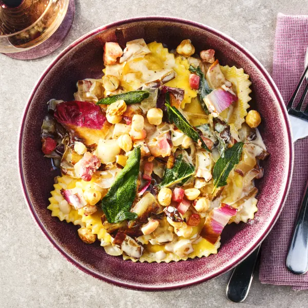 Cremige Ravioli mit Salbei und Schinkenwürfel