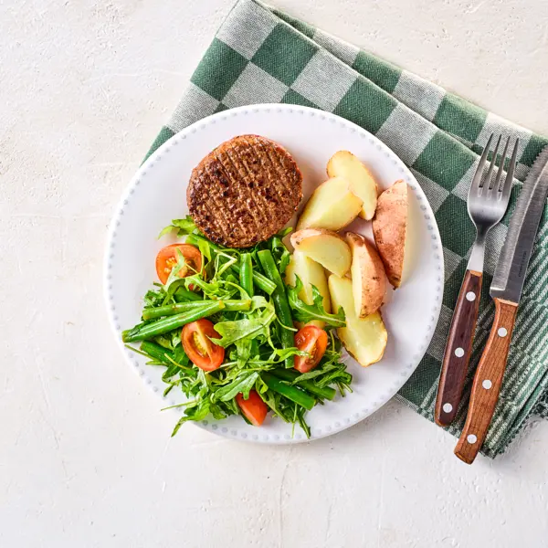 Rindfleisch-Frikadellen mit grünem Bohnensalat