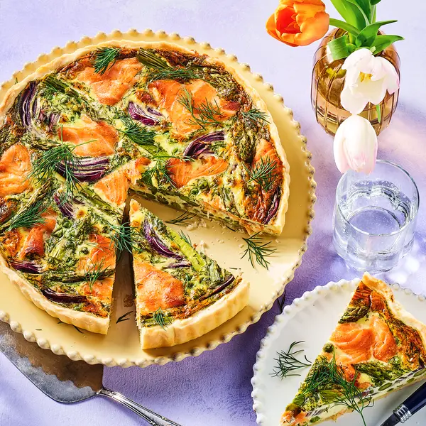 Quiche mit Räucherlachs und grünem Spargel