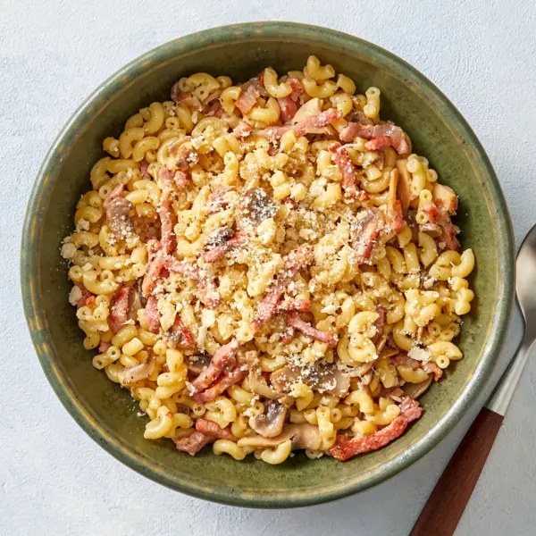 Hörnchen Nudeln mit Speck und Champignons