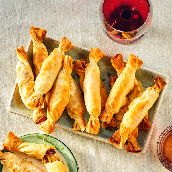 Weihnachtspäckchen mit Kürbis und Feta