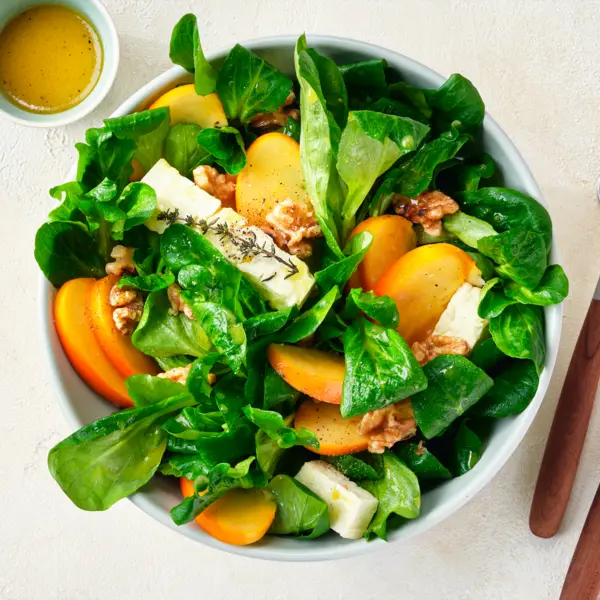 Feldsalat mit Kaki und gebackenem Feta