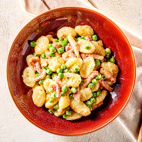 Einfache Gnocchi Carbonara mit Erbsen
