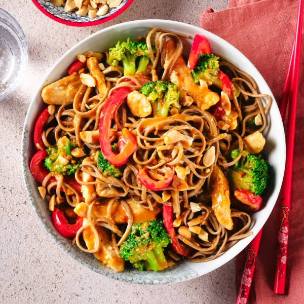 Soba-Nudeln in Erdnusssoße mit Hähnchen