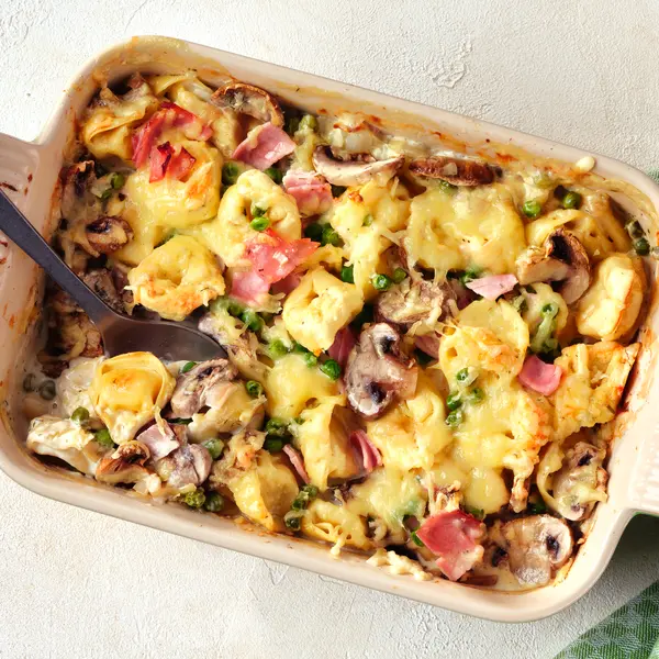 Tortelloni-Auflauf mit Schinken und Erbsen