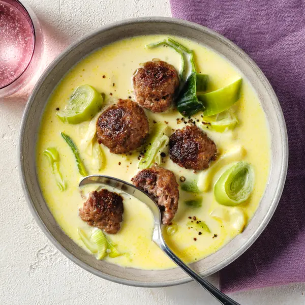 Käse-Lauch-Suppe mit Hackbällchen