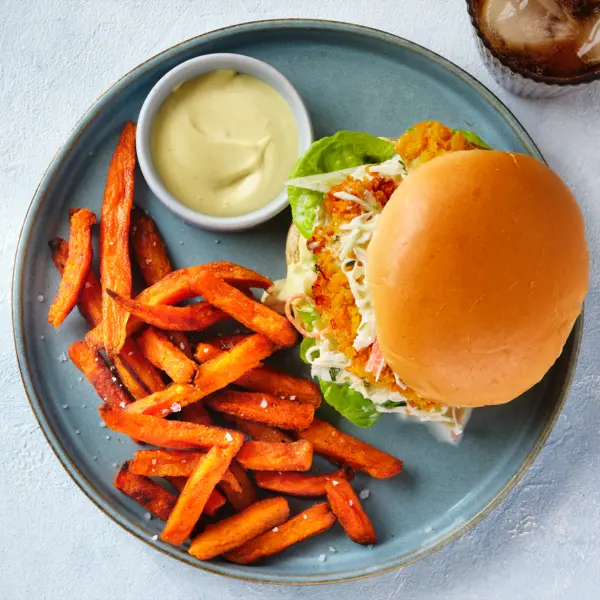Crispy Chicken Burger mit Süßkartoffel-Pommes