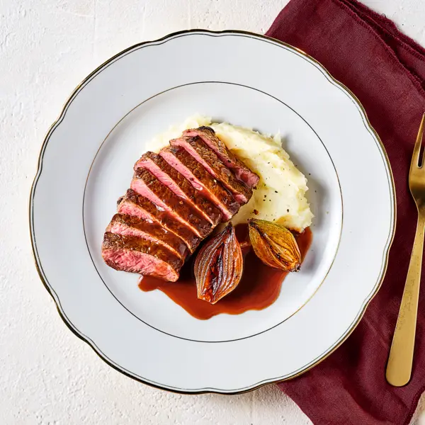 Rindersteak mit Schalottenjus auf Pastinakenpüree