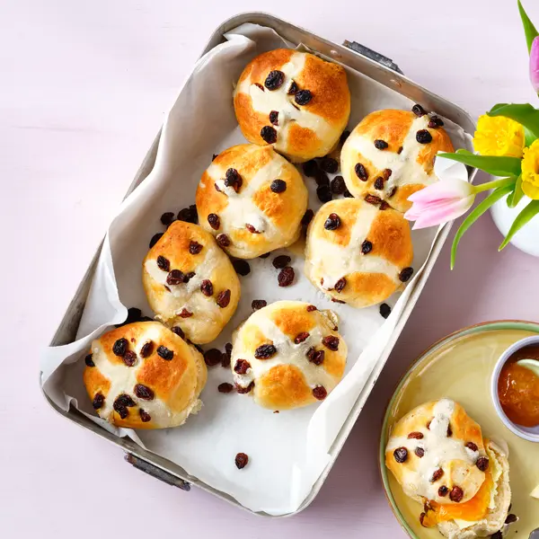 Einfache Rosinenbrötchen