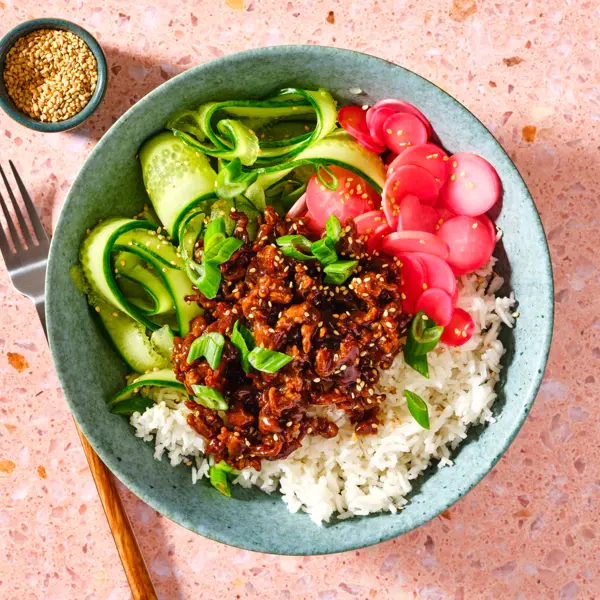 Knuspriger Teriyaki-Hack mit Gurke und Radieschen