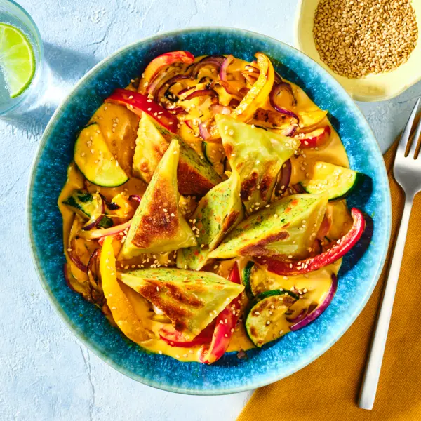Maultaschen auf cremiger Currysoße