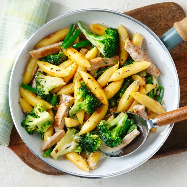 Schnelle Schnitzel-Pfanne mit Schupfnudeln