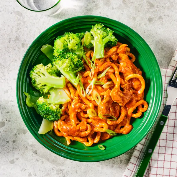 Udon-Nudeln mit Butter-Chicken und Broccoli