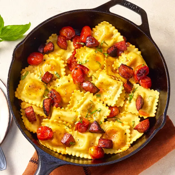 Ravioli mit gegrillten Chorizo und Cherrytomaten
