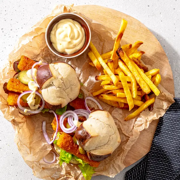 Fischstäbchen-Burger mit Pommes