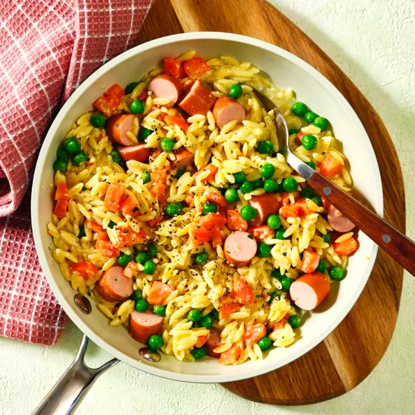 One-Pot Kritharaki mit Würstchen und Erbse-Möhre