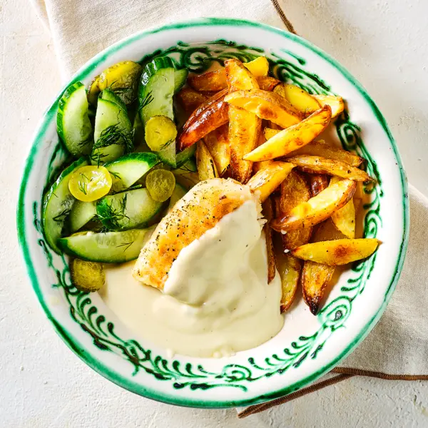Pannfisch mit Ofenkartoffeln und Gurken-Salat