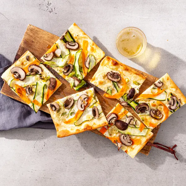 Bunt gestreifter Flammkuchen
