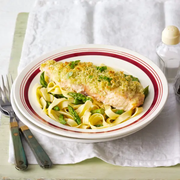 Lachs mit Mandelkruste und Spargel-Tagliatelle