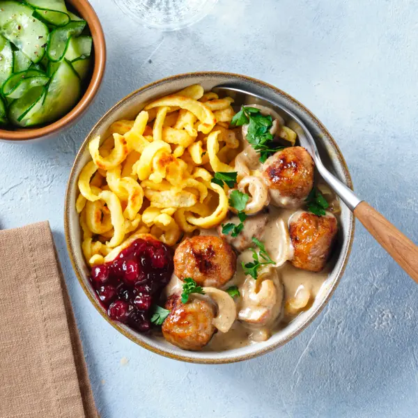 Cremige Köttbullar mit Spätzle