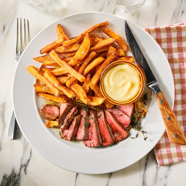 Steak mit selbstgemachten Pommes und Mayonnaise