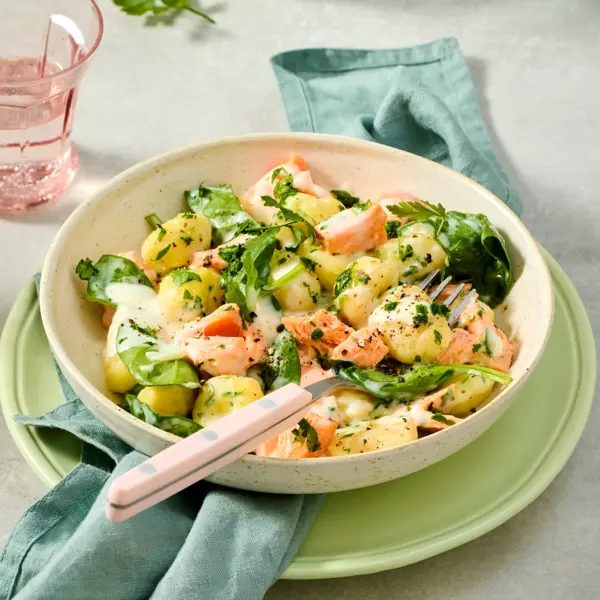 Gnocchi mit Lachs und Spinat in Zitronen-Kräuter-Sauce