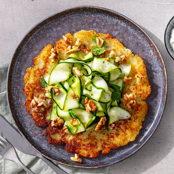 Reibekuchen mit Zucchini-Salat und Walnuss
