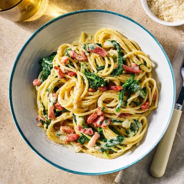 Spaghetti mit Speck und cremiger Spinatsoße