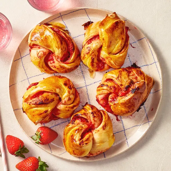Mini-Babka mit roter Erdbeermarmelade