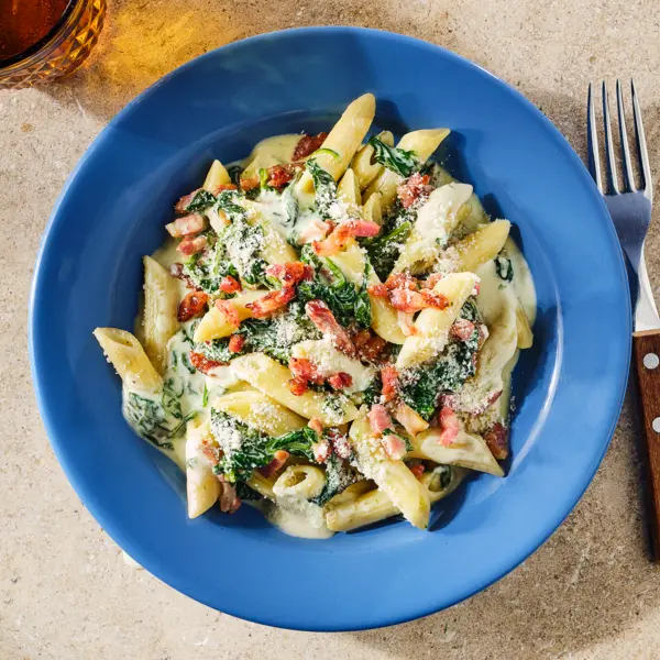 Penne mit Rahmspinat und Speck