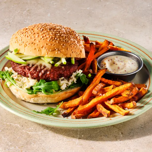 Cheeseburger mit Sauerkraut und Süßkartoffelpommes