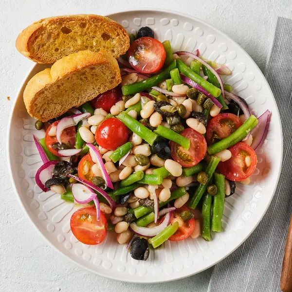 Mediterraner Salat mit Knoblauch-Ciabatta