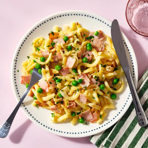 Schinken-Käse-Spätzle mit Erbsen