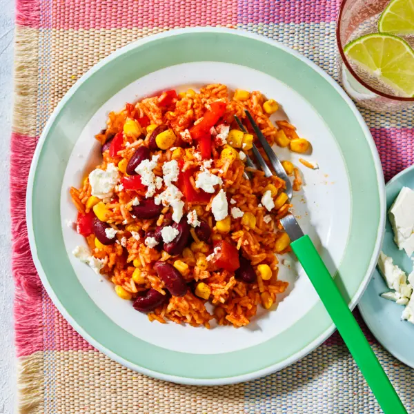 Reis-Gemüse-Pfanne mexikanischer Art mit Feta
