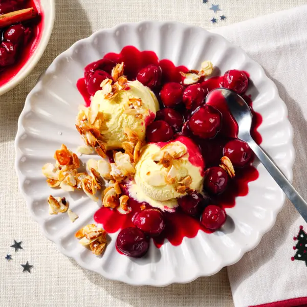 Vanilleeis mit heißen Zimt-Kirschen und Mandel-Crunch