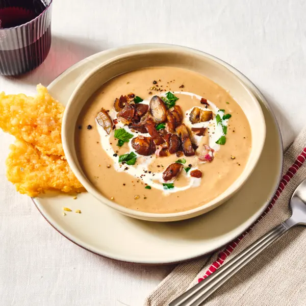 Cremige Maronensuppe mit Parmesan-Crackern
