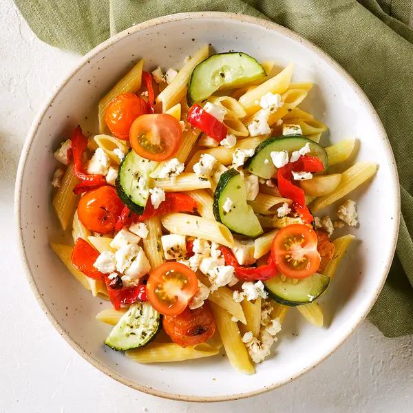 Nudelsalat mit Feta und Tomate