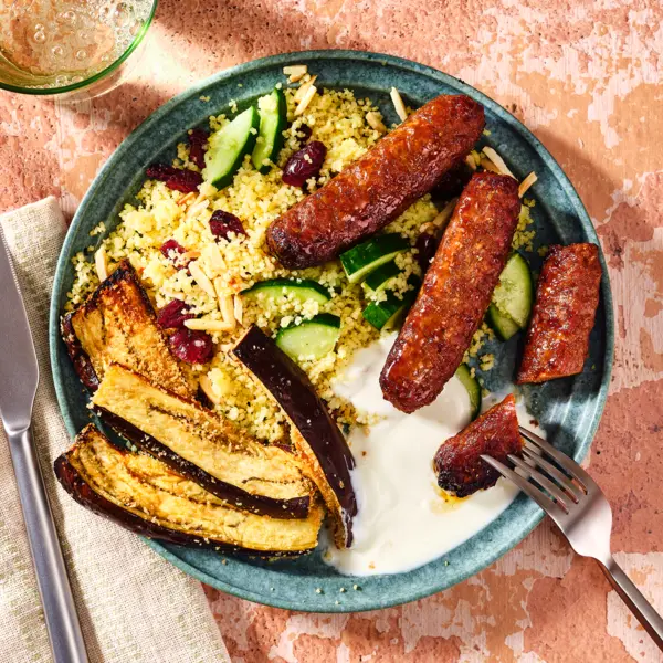 Cevapcici mit Couscous-Salat und knuspriger Aubergine