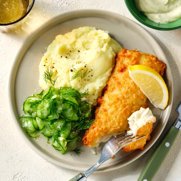 Backfisch mit Kartoffelpüree und Gurkensalat
