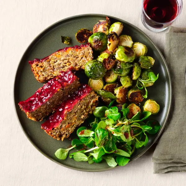 Veganer Linsen-Braten mit Rosenkohl und Feldsalat