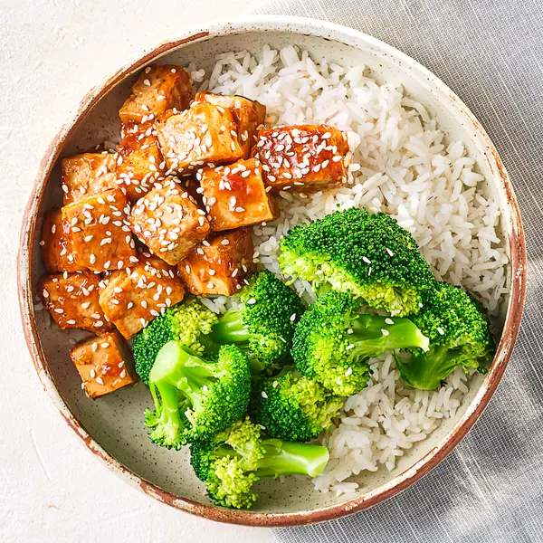 Knuspriger Teriyaki-Tofu mit Reis und Broccoli