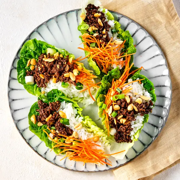 Salatschiffchen mit Hackfleisch